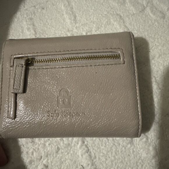 Safe Keeper Tri-Fold Wallet Zippered Coin /Card Slots Beige W/ Red Lips Sz 5X4X1 - Picture 5 of 10